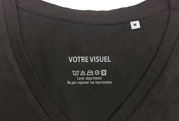L’étiquette au col